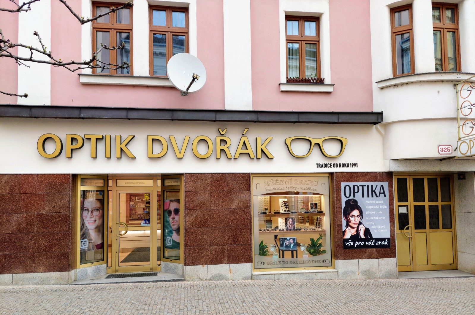 Výloha optiky na Americké ulici v Plzni